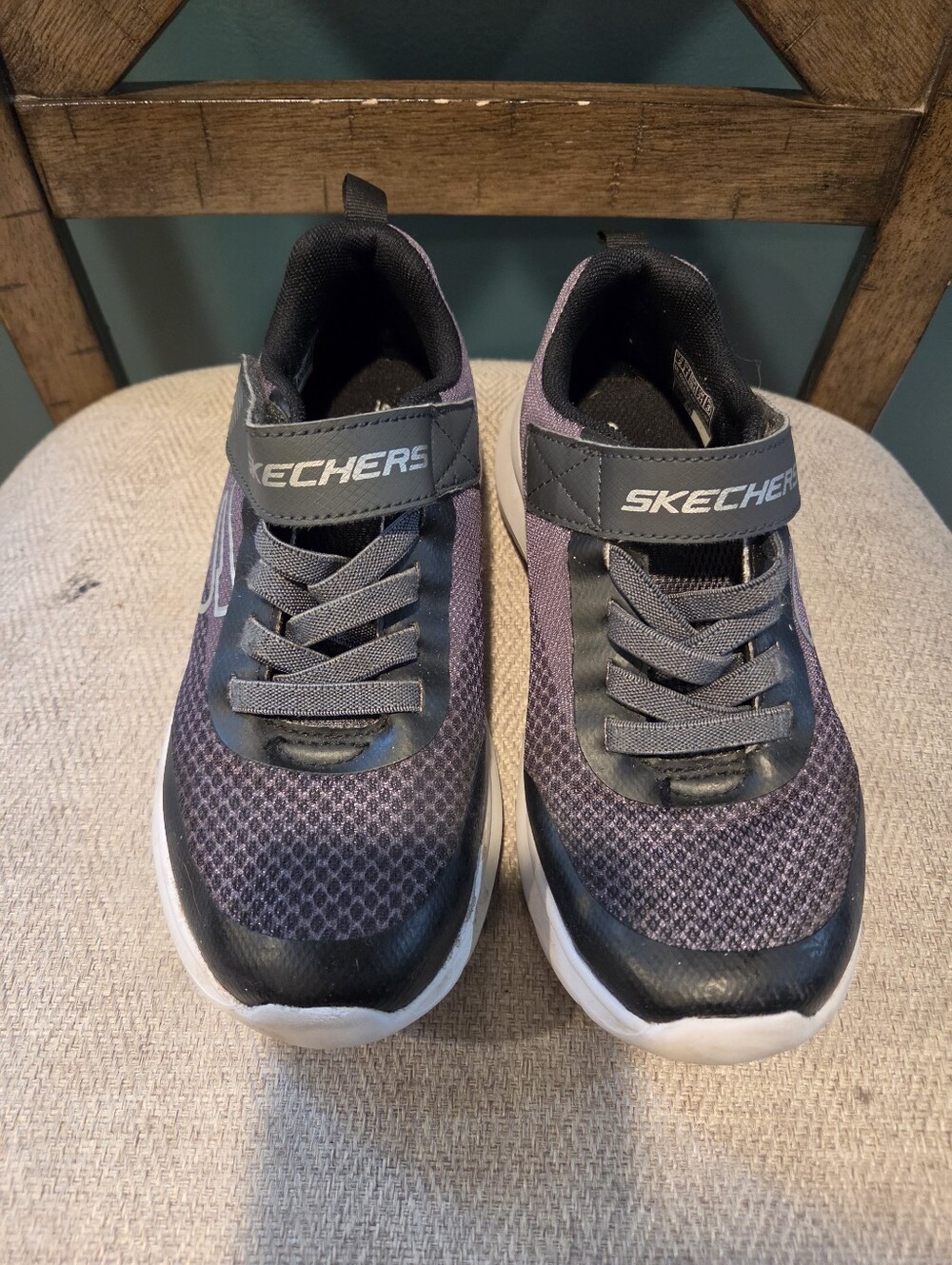 Skechers Boys Grey/Black Athletic Shoes - Size 2